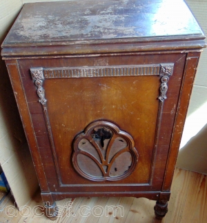 His Master's Voice - Lowboy Seven 470 — Illustration 1