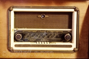 Lirar - meuble radio -TV - tourne disque — Illustration 1