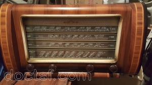 Perlor Radio - Modèle à identifier (43436) — Façade 4 glaces horizontales