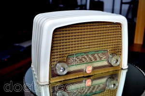 Philips - BF 121 U (FR) — cadran gris brun avec caisse blanche