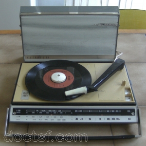 Radiola - RA 235 T — Vue en position tourne-disque