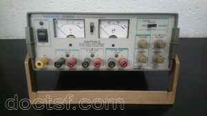 Tektronix - CPS250 triple output power supply — face avant.